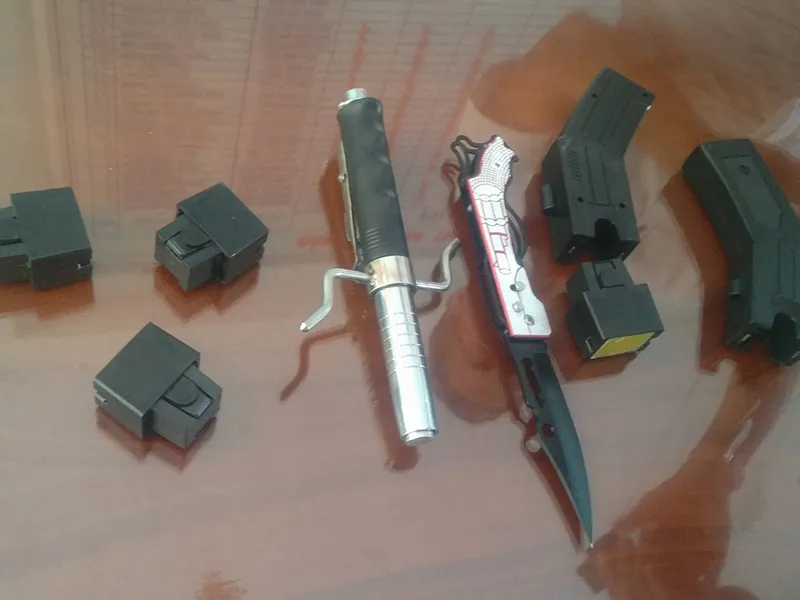 Cảnh sát thu giữ súng điện nhiều đạn cùng dao găm